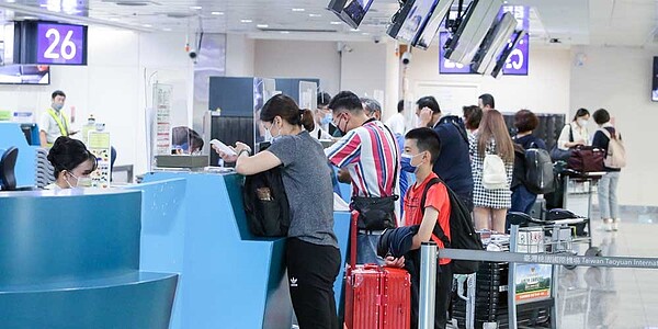 國內終於有新的海外旅平險上架。圖為桃機出境旅客辦理登機手續。圖/中時報系資料照片