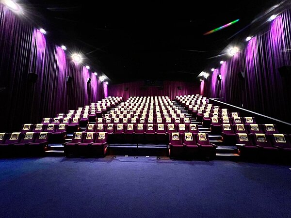 尚順威秀影城今天早上驚傳第2廳發生天花板塌陷意外，幸當時無播放場次未造成人員受傷。圖／翻攝臉書尚順威秀影城