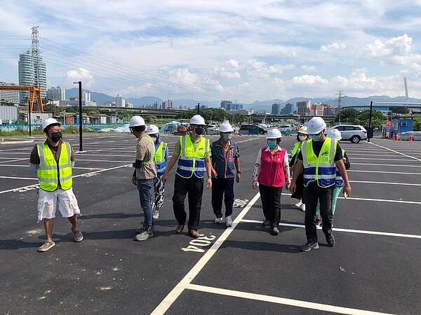 秀朗橋北側區段徵啟動,新北市議員陳錦錠邀集高灘處等單位協調在堤外追風停車場增設約500格停車位,至今已完成200格開放民眾使用。圖/陳錦錠提供