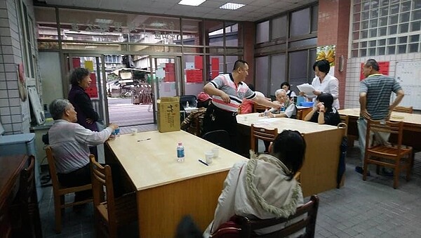 與小林眼鏡合作聯合辦理「葉黃素健康檢測活動」。圖／施士凱臉書
