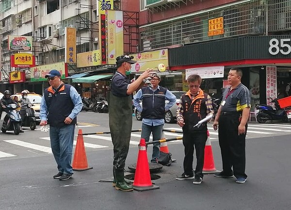 施士凱里長與林國成議員辦公式的吳進義主任，進行排除溝渠堵塞及設置斑馬線之會勘。圖／施士凱臉書
