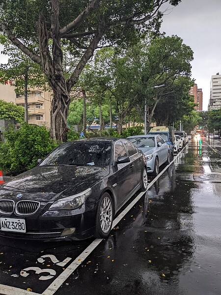 上任後持續增設停車格，解決里民停車問題。圖／劉人鳳攝