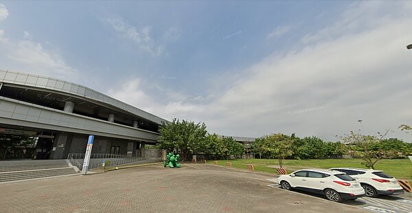 大寮社會住宅位於大寮捷運站2號出口旁並分為兩期開發。圖/取自google maps