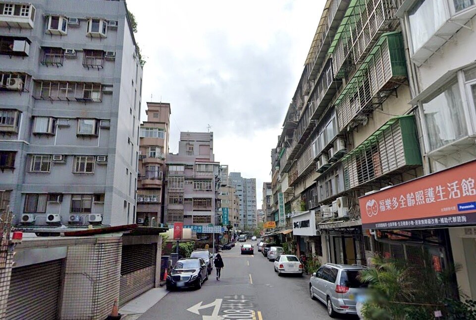 大直北安路608巷一戶3樓老公寓今年5月交易,以總價2,190萬賣出,換算單坪價格竟來到8字頭,高單價讓仲介也直呼難以相信。圖/google map