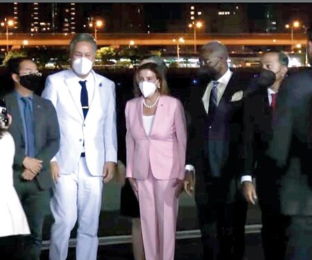 美國眾議院議長裴洛西穿著粉紅色套裝，2日晚間10點44分抵達台北松山機場。圖∕外交部直播