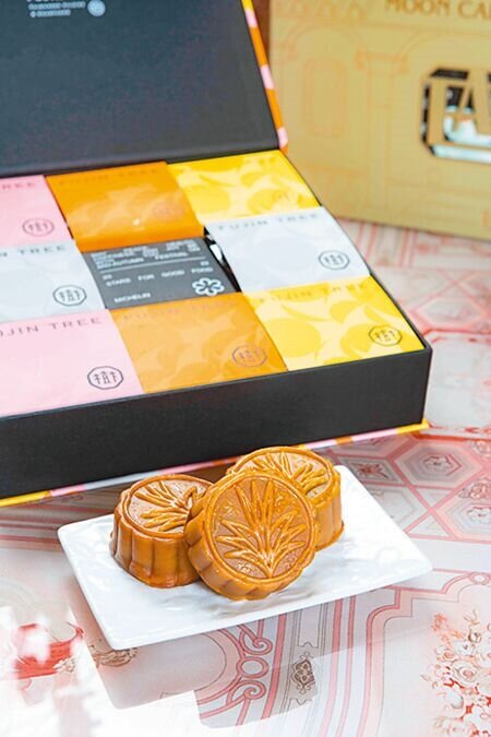 新光三越富錦樹台菜香檳星級特上月餅禮盒,獨家初登場,推薦價1688元。(吳松翰攝)