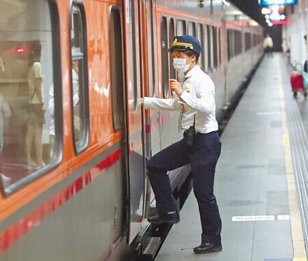 圖為台鐵一位列車長在松山站暫停時下車服務旅客上下車。（鄭任南攝）