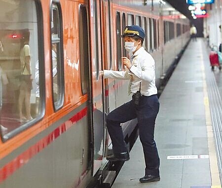 
圖為台鐵一位列車長在松山站暫停時下車服務旅客上下車。（鄭任南攝）
