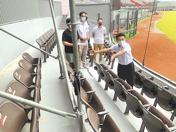 新竹市代理市長陳章賢（右）2日與龍來球場公司邀集負責轉播的媒體單位至球場，確認固定式轉播平台的設置位置。（新竹市政府提供
