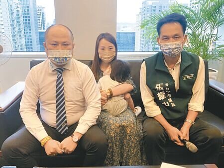 
台中市虐童事件頻傳，市議員張耀中（右）昨陪同家屬開記者會，要求市府提出具體改善辦法，別讓虐童零容忍淪為口號。（林欣儀攝）
