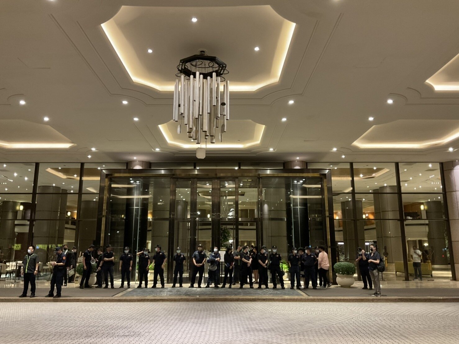 君悅酒店大廳前,警方排成人牆警戒。記者李隆揆/攝影