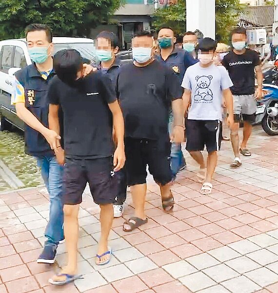警方出動快打部隊火速趕到現場,壓制逮捕24人,帶回清水警分局偵辦。(民眾提供)