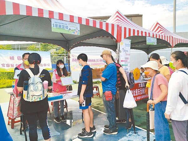 家庭暴力暨性侵害防治中心到各區辦理社區預防宣導,推廣防暴意識。圖/桃園市家庭暴力暨性侵害防治中心提供