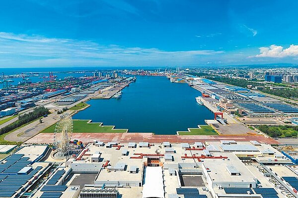 隨縣市大選升溫,台中機場與台中港特區「海空雙港」料將成為政見焦點,海線房市指標造鎮系列新案「遠雄幸福成」也掀起熱度。圖/業者提供