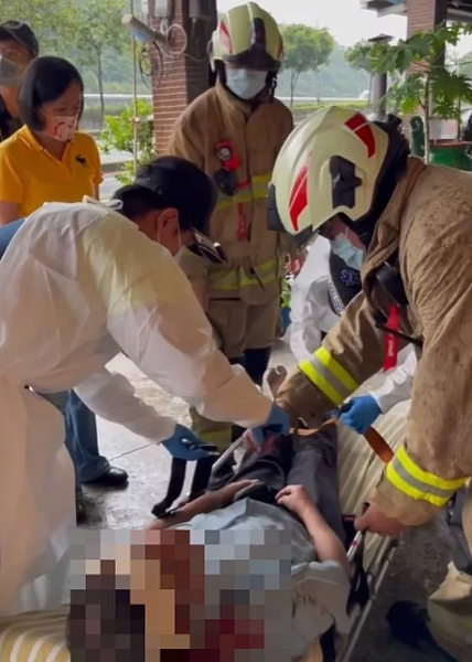 忘帶鑰匙當蜘蛛人頂樓爬下,男墜2樓陽台鄰居嚇得半死,消防人員送醫。圖/議員楊秀玉提供