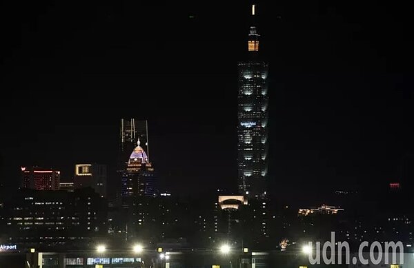 台北101也在晚間9點進行點燈,用幾組字來歡迎來訪的美國聯邦眾議院議長波洛西,幾組字分別為「Speaker Pelosi」、「Welcome to TW」、「感謝民主摯友」、「堅定支持台灣」、「共維世界秩序」、「台美友誼永固」、「Thank you」、「TW love US」等8組字樣輪流播放。記者季相儒/攝影