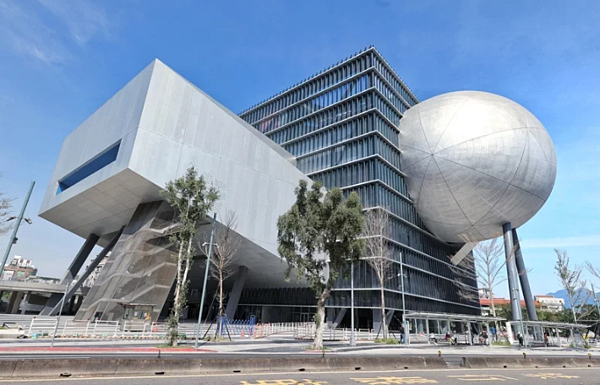 北市議會工務委員會前往北藝現勘詢問球劇場外牆漏水問題,相關單位卻說現階段找不到具體漏水處,只能在發現漏水點加裝接水盤接水。聯合報系資料照