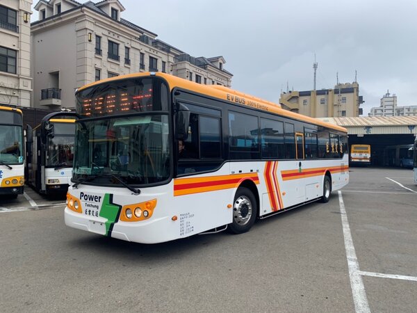 台中市電動公車的車頭及車尾統一塗裝為「白底綠閃電」圖案。圖／台中市府提供