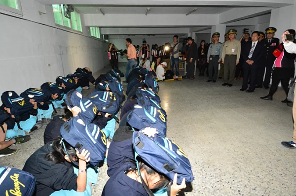 空襲警報響起,學生躲進地下室避難,是萬安演習必要的演練科目。聯合報資料照片
