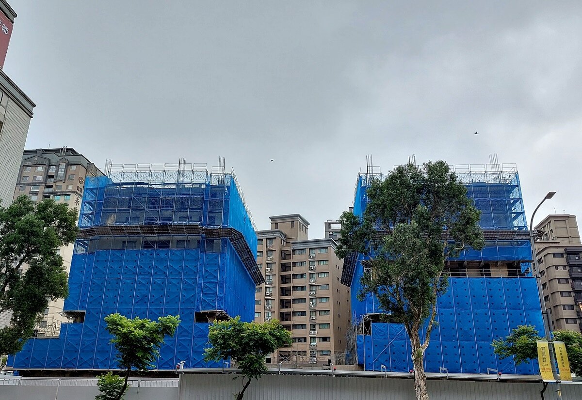 造價成本上升衝擊都更危老案，建商考量到利潤、成本，甚至會「蓋不下去」，恐怕也讓地主分回坪數縮水、地主參與重建意願下滑。圖／好房網News記者林和謙／攝