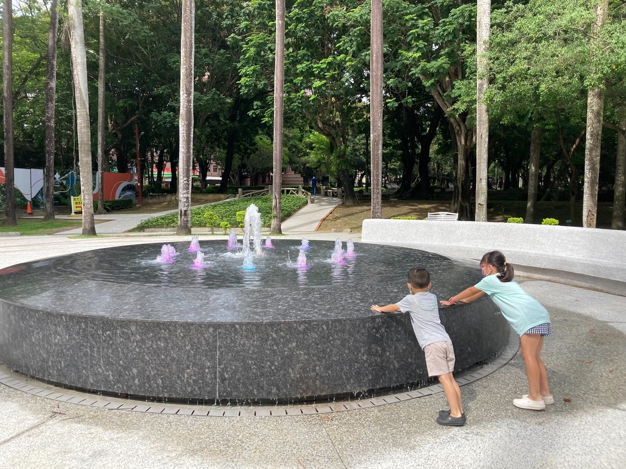 嘉義公園入口的噴水池，市府表示只能供摸水，不能爬上去玩，會立牌禁止。記者林伯驊／攝影 