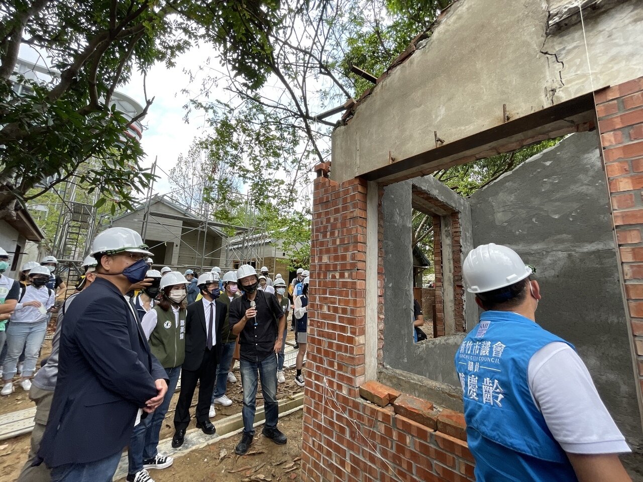 新竹市議會昨天考察將軍村開放圖書資訊園區修復工程。記者張裕珍／攝影 