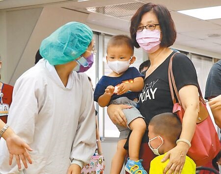 本土新冠單日確診數降幅趨緩，變異株社區檢出率仍偏低，專家表示，台灣若防守得好，9月底單日確診個案數有望降至1萬例以下。圖為家長帶幼兒接種疫苗。（本報資料照片）