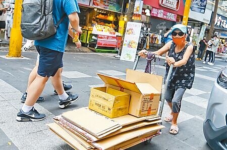 受疫情影響,5月失業率達3.68%,6月消費者物價指數年增率也飆高到3.59%,國內痛苦指數飆破7%,對於低所得家庭而言更是雪上加霜。(本報資料照片)