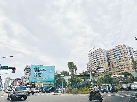 台南市永康區大灣交流道尖峰時段常回堵,2016年啟用以來,屢遭用路人抱怨路口轉向動線複雜、機汽車爭道。(曹婷婷攝)