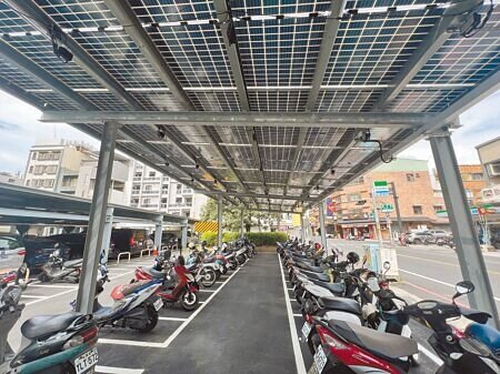 台南市北區賢北街路外停車場建置太陽光電系統後,既能發電、遮蔭,還能回饋社區。(洪榮志攝)