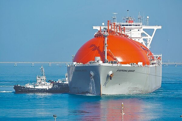 天然氣發電未來占比將過半,學者憂共軍不用登陸,封鎖半月,台灣便陷缺電危機。圖/中油提供