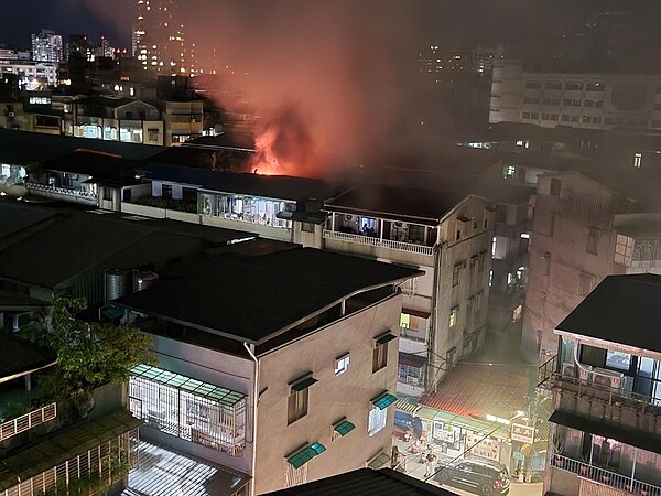 新北市中和區一棟民宅3日晚發生火警，頂樓全面燃燒，1人受傷送醫、沒有生命危險。圖／取自臉書社團我是中和人