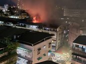 中和民宅頂樓全面燃燒　105人打火…屋主二度燒燙傷