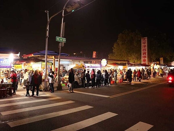 台中市豐原區「太平洋夜市」驚傳只做到8月底,引發網友討論。太平洋百貨今晚證實,與夜市攤商租約確實到8月31日止,未來不再續約,太平洋夜市將吹熄燈號。圖/翻攝自豐原好康聯盟社團