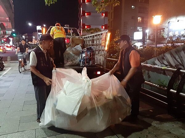 建安里溫進亮里長與清潔隊員合力將資源回收搬運上回收車。（圖／擷取自建安里幸福有里粉絲團專頁）