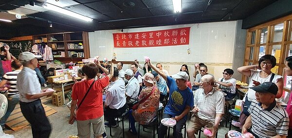 大安區建安里里民踴躍參與「中秋節同樂」活動。（圖／擷取自建安里幸福有里粉絲團專頁）