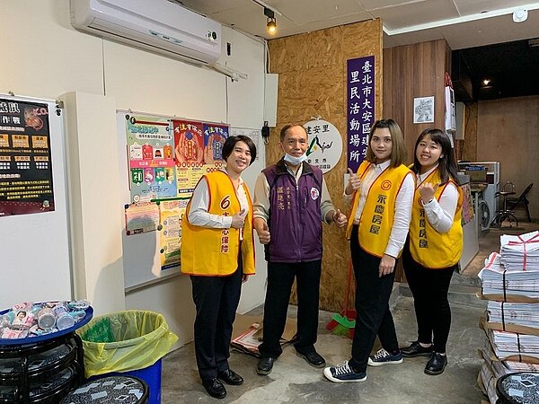 大安區建安里溫進亮里長（圖左二）。（圖／擷取自建安里幸福有里粉絲團專頁）