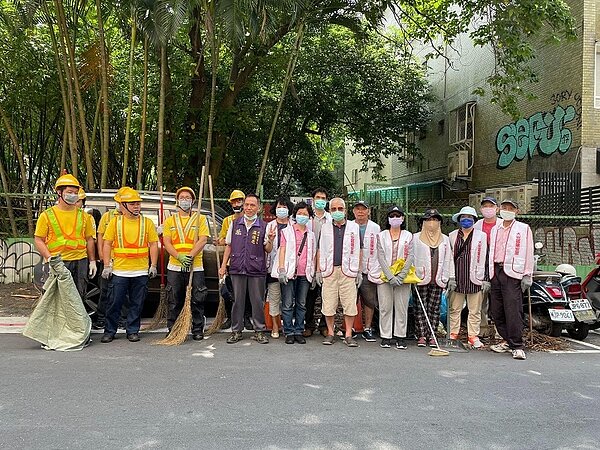 建安里溫進亮里長與里民志工合影。（圖／擷取自臺北市鄰里服務網）