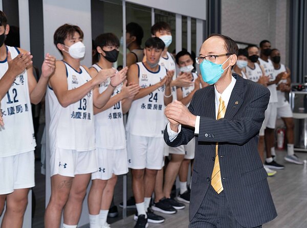 永慶房產集團孫慶餘董事長在世新大學與男籃隊相見歡,給予球員們鼓勵。圖/永慶房產集團提供
