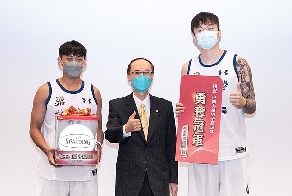 孫慶餘董事長贈送加油金與紀念籃球,預祝世新男籃新賽季旗開得勝。圖/永慶房產集團提供