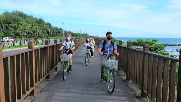 台南市交通局鼓勵民眾使用T-Bike暢遊自行車道。圖／交通局提供