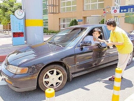 　板橋國小地下停車場自八月一日起，提供駕駛人免費酒測服務。（莊莉萍攝） 