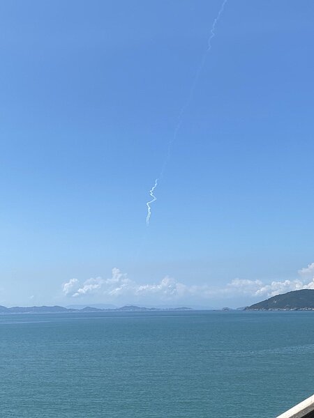 網友巴豆妖在馬祖北竿芹壁拍攝到疑似中共解放軍遠程火箭炮發射後留下的煙霧。圖/網友提供