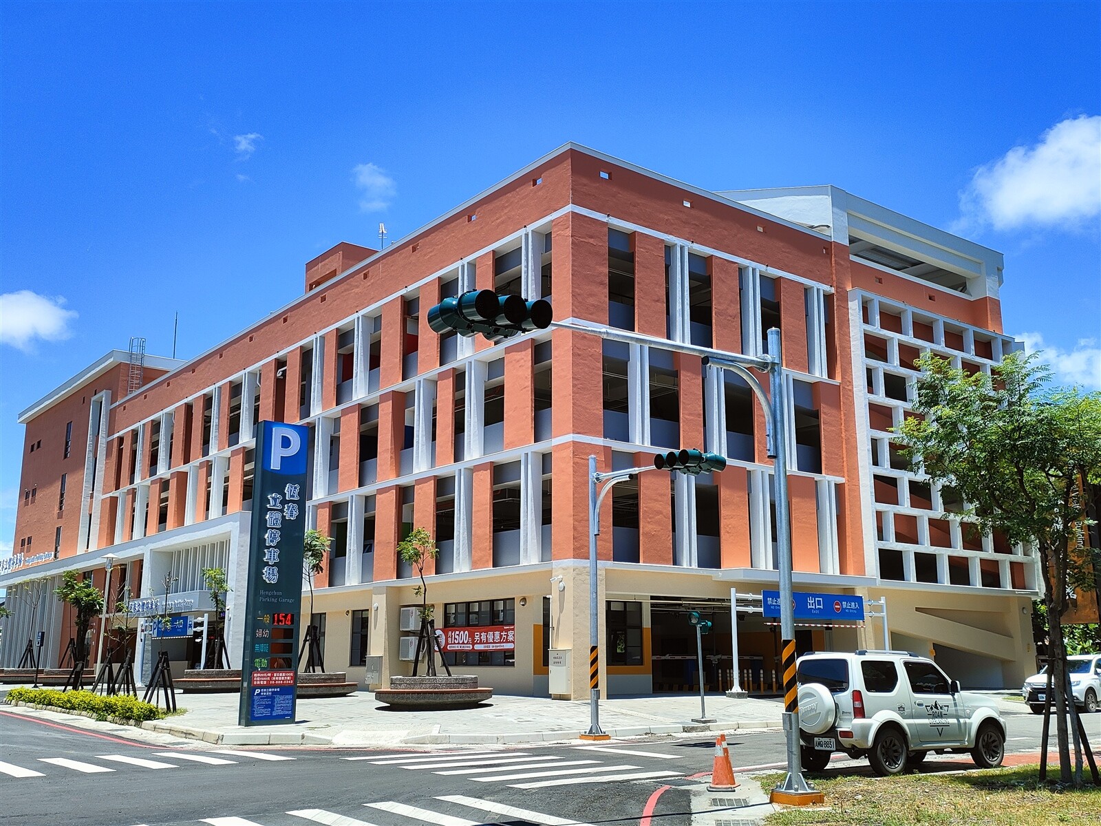 屏東縣政府為紓緩恆春鎮內停車位供給不足，斥資3億多興建恆春立體停車場，5月底先行試營運，提供汽車231格、機車249格停車空間。記者潘欣中／攝影 