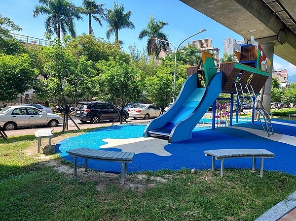 橋下線形公園狹長型，增加兒童遊戲場。易小滿攝
