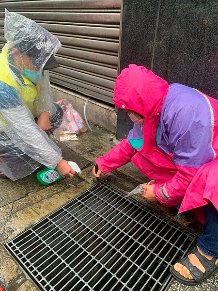 在下雨天時也不畏辛苦，里長與里民們都十分用心清掃維護。圖／張湘琪里長提供