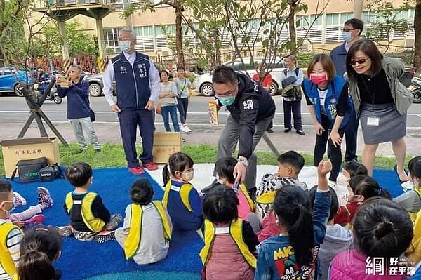 和里民打成一片。易小滿攝