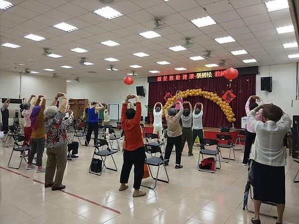 疼惜長輩,承擔地方責任。易小滿攝