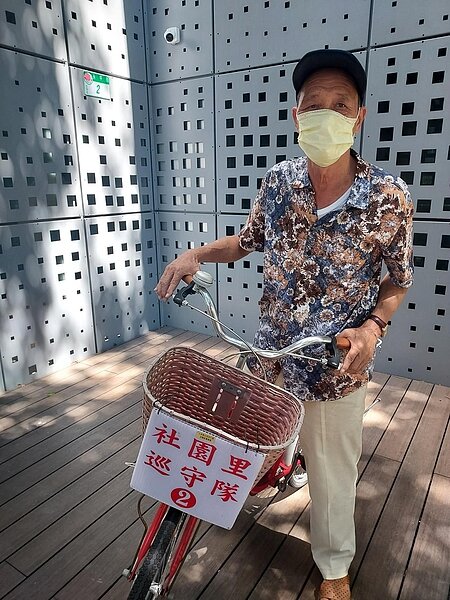 愛穿花襯衫卻不花心的里長陳飛熊。易小滿攝