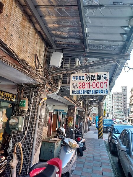 騎樓下擠放摩托車。易小滿攝